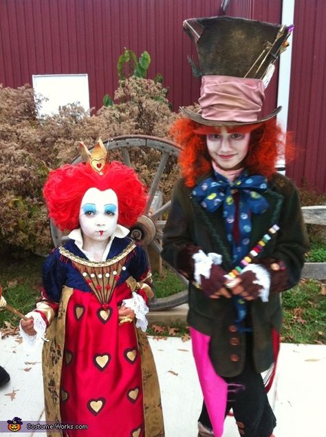 Elizabeth: Our two girls are wearing the Queen of Hearts and Mad Hatter costumes from Tim Burton's Alice in Wonderland. The Queen of hearts was made of curtains, fabric, and many... Queen Of Hearts Costume Diy, The Queen Of Hearts Costume, Brother Sister Halloween Costumes, Homemade Costumes For Kids, Queen Of Hearts Halloween Costume, Sister Halloween Costumes, Halloween Alice In Wonderland, Queen Of Hearts Halloween, Hatter Costume