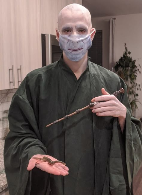 Voldemort Halloween Costume, Voldemort Costume Diy, Lord Voldemort Costume, Voldemort Makeup, Voldemort Costume, Dobby Costume, Face Mask Homemade, Harry Potter Kostüm, Harry Potter Costumes