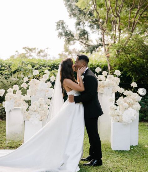 Minimal Wedding Decor Ceremony Backdrop, Single Arch Backdrop, White Monochromatic Wedding, Zonzo Estate Wedding, All White Ceremony, Modern Ceremony Backdrop, Minimal Wedding Decor, Monochromatic Wedding, White Wedding Ceremony