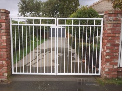 Simple Main Gate Design, Gate And Fence Ideas, Simple Gate Designs, House Front Gate, Gate For Home, Metal Garden Gates, Gate Automation, Home Gate Design, Fence Gate Design