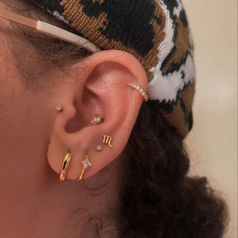 Conch Piercing Stud Gold, Tragus And Conch Piercing, Gold Earring Stack, Conch Piercing Stud, Earring Stack, Diamond Jewel, Earring Ideas, Conch Piercing, Gold Earring