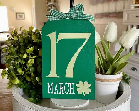 KeepinItCongdon - Etsy St Paddys Day Crafts, Saint Patricks Day Decorations, Diy Tray Decor, Craft Themes, Sant Patrick, St Patricks Decorations, Winter Tiered Tray Decor, St Patricks Day Decor, St Patricks Crafts