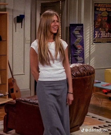 Jennifer Aniston In The 90s, Tv Outfits Women, Jennifer Aniston Style 90s Friends, Rachel Green Trousers, Friends 2000 Outfits, Rachel Friends Work Outfits, Satc Outfits 90s, Rachel Office Outfit, Rachel Friends Style