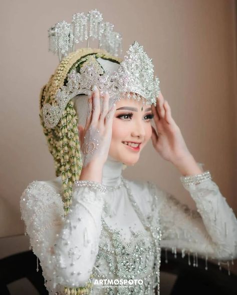 make up. make up looks. make up for beginners. make up tutorial. make up tutorial step by step. make up natural Make Up Brushes Guide, White Wedding Henna, Siger Sunda, Wedding Akad, Pose Pengantin, Pose Wedding, Wedding Ides, Make Up Natural, Muslimah Wedding Dress