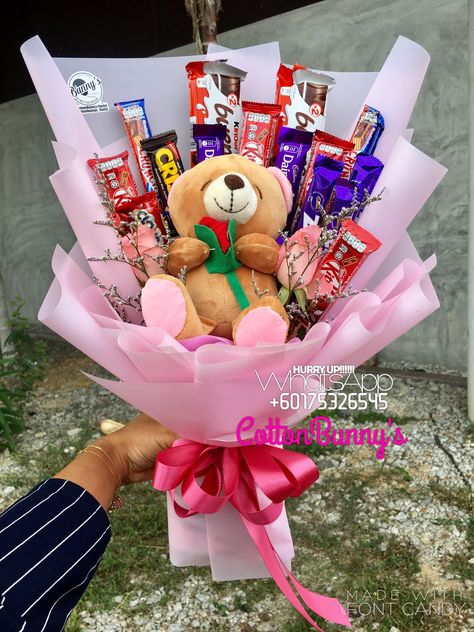 Birthday Candy Bouquet, Candy Arrangements, Chocolate Bouquet Diy, Candy Bouquet Diy, Valentine Gift Baskets, Edible Bouquets, Bff Birthday Gift, Gifts To Make, Sweet Bouquet