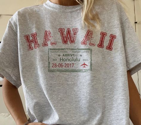 Hawaii Graphic Tee, Etsy T Shirts, Big T Shirt Aesthetic, Granola Style Outfits Summer, Hawaii Style Fashion, Vintage Oversized Tshirt, Cute Oversized Shirts, Hawaii City, Casual Shirts Women