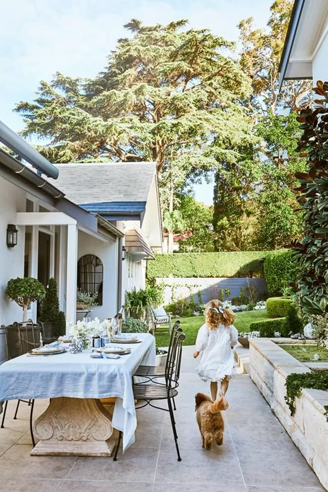 A brick beach cottage overlooking Sydney Harbour | Australian House and Garden Hamptons Style Garden, Hamptons Garden, Tropical Garden Design, Hampton Style, Outdoor Steps, Backyard Entertaining, Outdoor Entertainment, Balcony Design, Garden Features