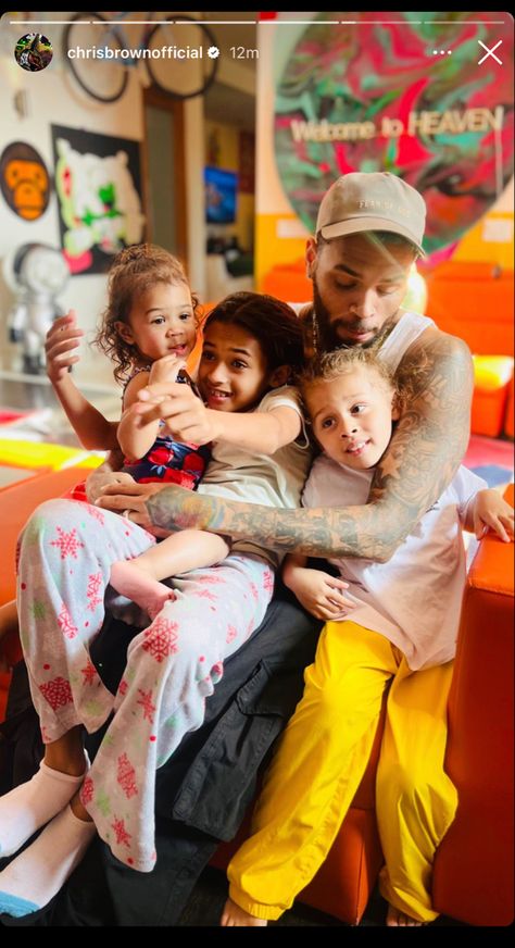 Chris Brown Royalty Aeko Lovely Chris Brown Kids, Chris Brown Photoshoot, Chris Brown Outfits, Chris Brown And Royalty, Chris Brown Wallpaper, Breezy Chris Brown, Black Fathers, Cute Black Guys