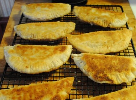 Fried dried peach pies Canning Peach Pie Filling, Fried Peach Pies, Fruit Hand Pies, Fried Hand Pies, Peach Pies, Southern Tomato Pie, Peach Pie Recipes, Dessert Pie Recipes, Dried Peaches