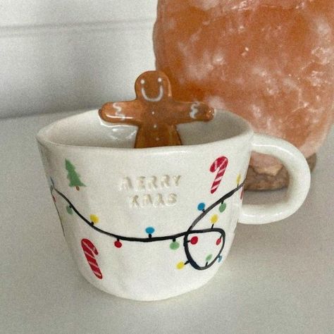 Clay Pottery Christmas Ideas, Ceramics Ideas Pottery Christmas, Winter Ceramics Ideas, Winter Pottery, Mug Noel, Ceramic Cafe, Pottery Painting Designs, Pretty Mugs, Keramik Design