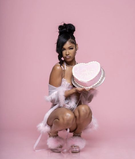 Virgo Szn Photoshoot, Bedroom Birthday Photoshoot, Virgo Photoshoot Ideas, Pink Photoshoot Ideas Birthday, Pink Birthday Shoot, Photoshoot With Cake, Fun Photoshoot Ideas Creative, Sag Szn, 21 Photoshoot