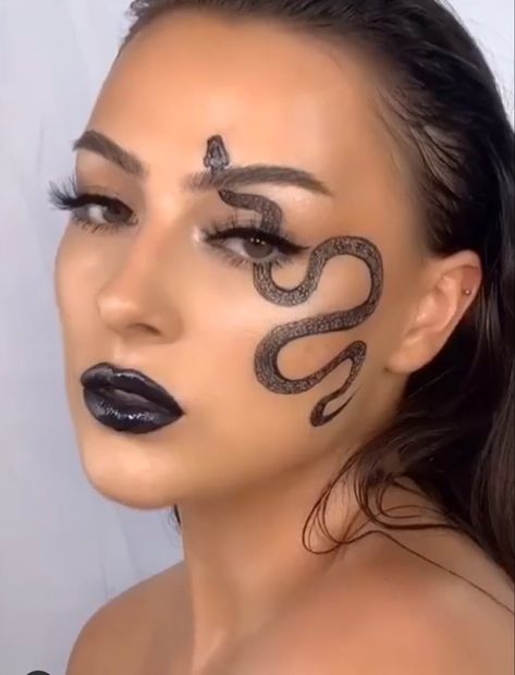 Snake Rhinestone Makeup, Snake Eye Makeup Look, Snake Eyeliner Makeup, Snake Inspired Makeup, Snake Makeup Look Easy, Snake Makeup Halloween, Snake Makeup Eye, Reputation Eye Makeup, Reputation Makeup Ideas