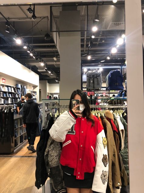 Red Baseball Jacket Outfit, Oversized Varsity Jacket Outfit, Red Varsity Jacket Outfit, Varsity Jacket Red, Red Ootd, Baseball Jacket Outfit, Varsity Jacket Outfit, Jacket Varsity, Ootd Winter