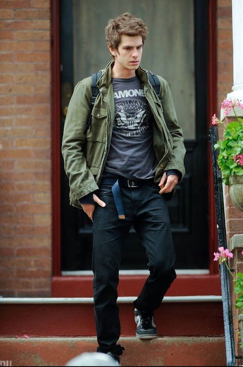 Gamer Guy Outfit, Cool Nerd Outfits Men, Nerd Clothes Men, Peter Parker Fits, Nerdy Mens Fashion, 2010s Fashion Men, Nerd Outfits Men, Peter Parker Style, Andrew Garfield Outfit