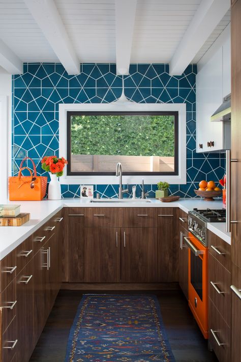 Floyd Terrace Mid Century Remodel by Kelly Martin Interiors - Midcentury - Kitchen - Los Angeles - by Bertazzoni | Houzz Honeycomb Backsplash, Mid Century Remodel, Honeycomb Tile, Hexagon Backsplash, Modern Backsplash, Beautiful Backsplash, Modern Remodel, Stick Tiles, Flat Panel Cabinets