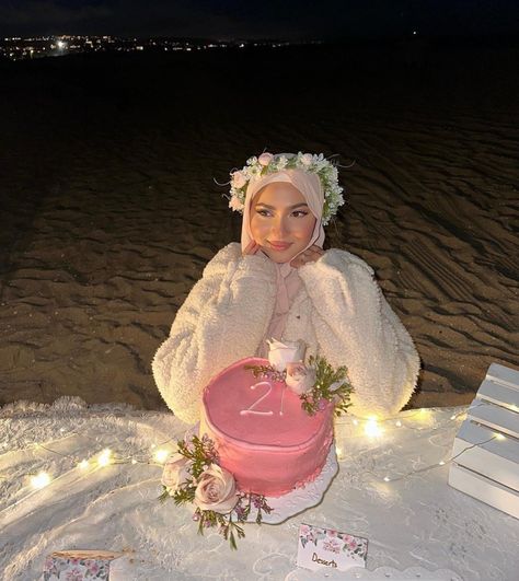 Ig : nashitasultanana Hijab Birthday Outfit Ideas, Hijabi Birthday Photoshoot, Outfit Birthday Party Hijab, Hijabi Birthday Outfit, 22 Birthday Outfit Ideas, Birthday Hijab, Hijabi Birthday, Outfit Hijab Ideas, 21 Cake