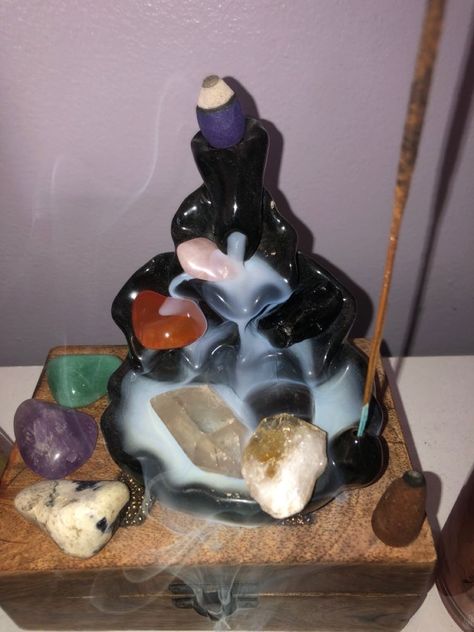 Crystal Cleanse, Crystal Alter, Crystal Room Decor, Crystal Core, Crystal Room, Crystal Vibes, Crystal Aesthetic, Spiritual Crystals, Pretty Rocks