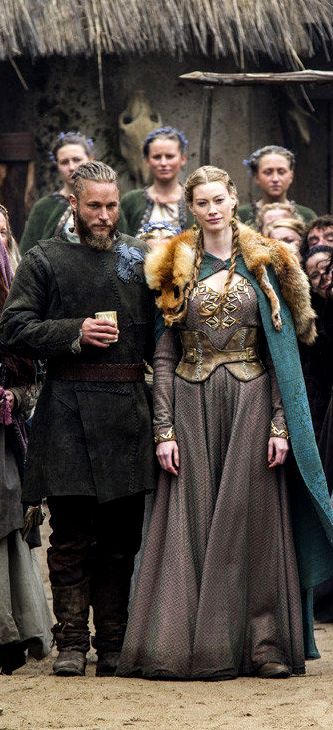 Travis Fimmel (Ragnar Lothbrok) and Alyssa Sutherland (Aslaug) in Vikings Celtic Clothing, Vikings Tv Show, Vikings Tv Series, Vikings Ragnar, Viking Dress, Viking Wedding, Viking Costume, Vikings Tv, Hallowen Costume