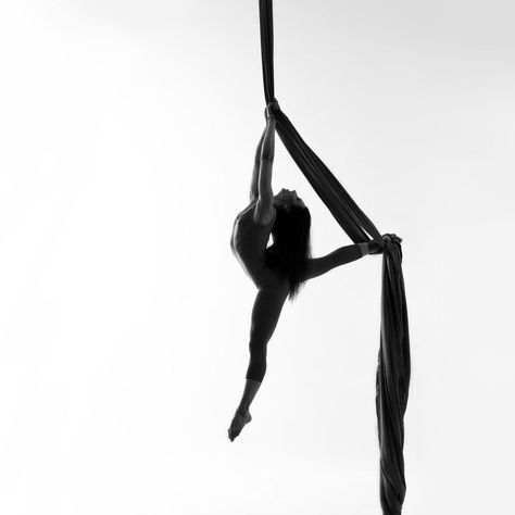 Silk Acrobatics Photography, Aerial Silk Photoshoot, Aerial Dance Aesthetic, Aerial Silks Photoshoot, Aerialist Aesthetic, Aerial Silks Photography, Aerial Silks Aesthetic, Silks Photoshoot, Aerial Silks Poses