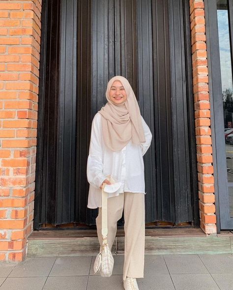 Cropped Outfits, Hijabista Fashion, Aesthetic Cafe, Modern Hijab Fashion, Muslim Outfits Casual, Hijab Style Casual, Fashion Top Outfits, Hijabi Outfits Casual, Muslim Outfits