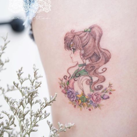 🐵Tattooist Cara on Instagram: “木野真琴💕Sailor Jupiter *Designed and inked by cara*” Sailor Jupiter Tattoo, Sailor Moon Stick, Sailor Moon Tattoo Ideas, Jupiter Tattoo, Pretty Tattoo Ideas, Cartoons Tattoo, Tattoo Sailor, Moon Tattoo Ideas, Pretty Tattoo