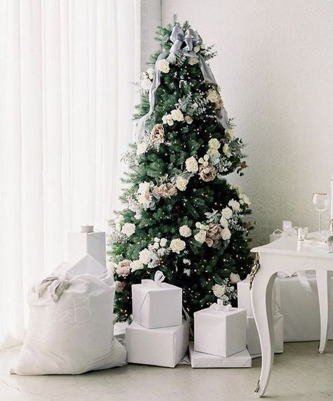 Christmas Tree Flowers, Floral Christmas Tree, Christmas Tree Decorating Ideas, Christmas Tree Inspo, Tree Decorating Ideas, Christmas Tree Decorating, Artificial Christmas Garland, Minimalist Christmas Tree, Alternative Christmas Tree