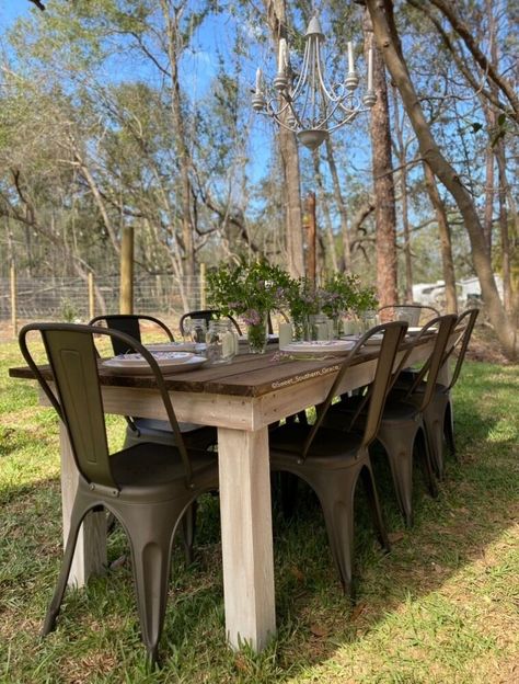 Today I wanted to share how my husband and I made our simple farmhouse diy outdoor table for our new outdoor space! We recently moved so we are starting over from scratch on all of our outdoor spaces! We needed this outdoor table on our new property! It’s easier than you think to create an outdoor table! SUPPLIES:1-4x4x12 for the legs-$186-1x6x8’s deck boards for the top-$333-2x4x10’s for the frame-$142.5 inch exterior screws-$5-had on handGloves-$5-had on handPaper Towels-$1-ha… Outdoor Harvest Table, Small Patio Table, Outdoor Dining Table Diy, Outdoor Farmhouse Table, Simple Dining Table, Court Yard, Wood Things, Diy Outdoor Table, Outdoor Furniture Diy Easy