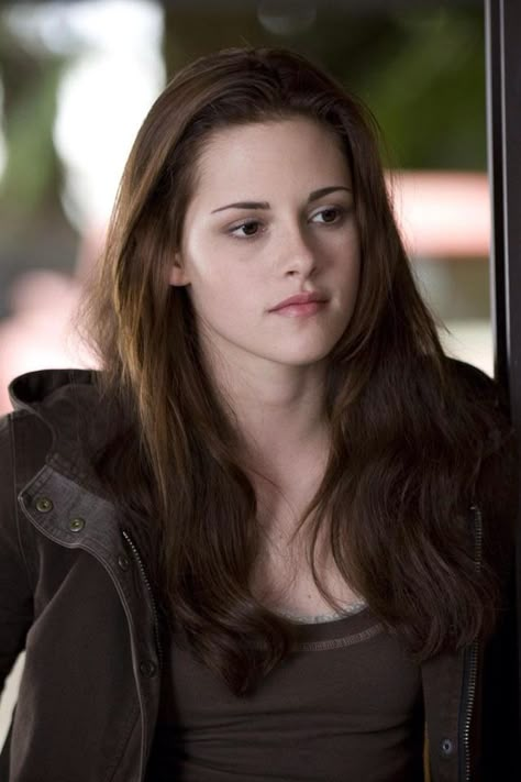 Bella swan new moon twilight saga New Moon Movie, Kristen Stewart Twilight, Billy Burke, Twilight Saga New Moon, Bella Cullen, Kristin Stewart, Twilight Photos, Twilight New Moon, Twilight Film