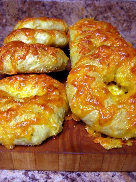 Jalapeno Bagels Recipe, Jalapeno Cheddar Bagel Recipe, Cheddar Bagel Recipe, Healthy Bagels, Bagels And Cream Cheese, Cheddar Bagels, Healthy Bagel, No Meat Meals, Bagel Recipes