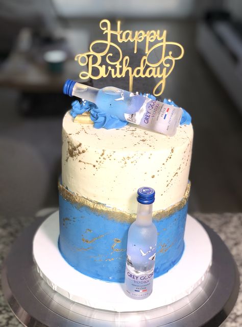 Buttercream cake with vodka mini bottles Cake With Mini Liquor Bottles, Birthday Cake With Alcohol Bottles, Vodka Cake Design, Birthday Cake Vodka, Alcohol Birthday Cake, 21 Cake, Cake For Men, Cake Vodka, Cake Design For Men