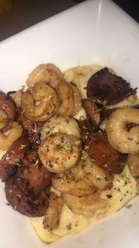 Shrimp and grits with sausage Grits Meals, Grits With Sausage, Portuguese Foods, Shrimp And Grits, Portuguese Recipes, Grits, Food Obsession, Chopping Board, Pretty Food