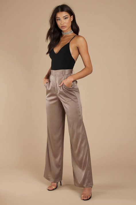 Satin Trousers Outfit, High Waisted Trousers Outfit, Satin Pants Outfit, Wide Leg Trousers Outfit, High Waisted Pants Outfit, High Waisted Wide Leg Pants, Nye Outfits, Satin Trousers, Dressy Pants