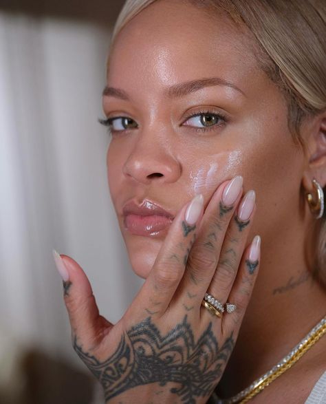 Rihanna's Minimal Manicure Matches Her Barely-There Makeup Minimal Manicure, Kalahari Melon, Barely There Makeup, Fenty Skin, Minimal Makeup, Sunscreen Moisturizer, Rihanna Fenty, Moisturizer With Spf, Soften Skin