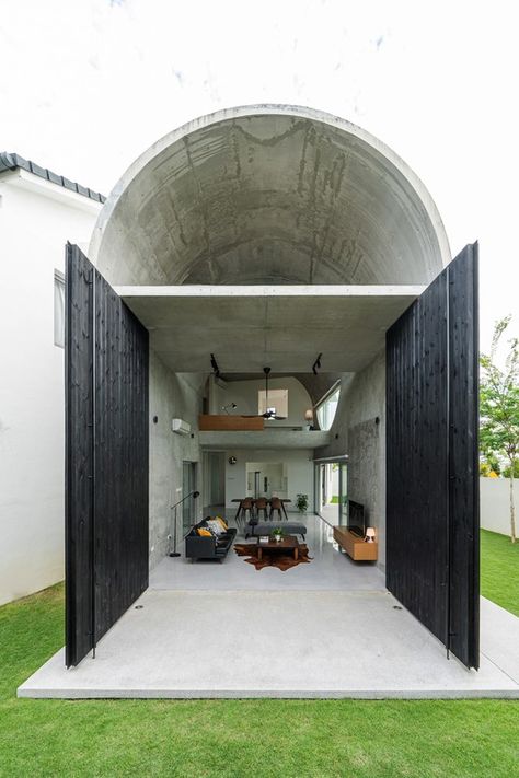 Bewboc House / Fabian Tan Architect | ArchDaily Concrete Addition, Villa Savoye, Decoration Beton, Exposed Concrete, Concrete House, Corner House, Concrete Structure, Minimalist Architecture, Architect House