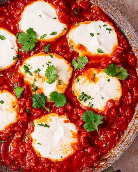 Deliciously spiced vegan shakshuka made with harissa and gently poached tofu. Ideal for a fancy Sunday brunch! Vegan Poached Egg, Fancy Vegan Recipes, Vegan Shakshuka, Vegan Frittata, Vegan Omelette, Vegan Easter Recipes, Shakshuka Recipe, Shakshuka Recipes, Vegan Feta Cheese