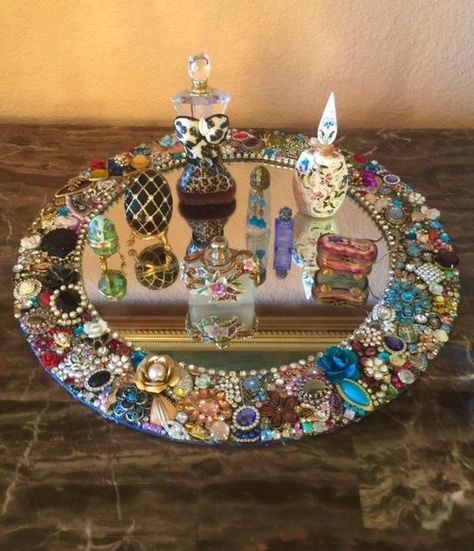 Thrift Store Jewelry, Perfume Stand, Old Jewelry Crafts, Costume Jewelry Crafts, Vintage Jewelry Ideas, Diy Lampe, Vintage Jewelry Repurposed, Jewelry Repurposed, Jewelry Christmas Tree