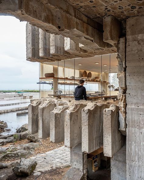 Concrete Aesthetic, Brutalist Interior, Brutalist Buildings, Concrete Architecture, Stone Interior, Concrete House, Brutalist Architecture, Concrete Structure, Brutalism