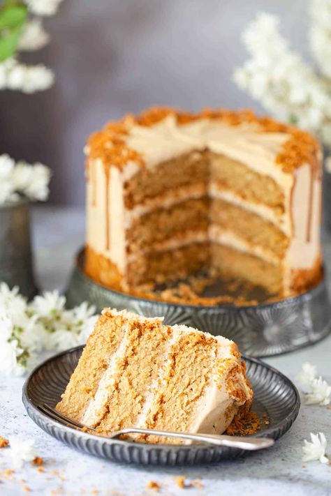 This vegan Biscoff cake is the ultimate treat for Lotus Biscoff fans. It's easy to make and comes topped with Biscoff buttercream and a drizzle of the spread to turn it into a Biscoff drip cake. Biscoff Cake Recipe, Booze Cake, Biscoff Buttercream, Vegan Cupcake Recipes, Lotus Biscoff Spread, Vegan Cupcake, Biscoff Recipes, Biscoff Cake, Heart Healthy Meals