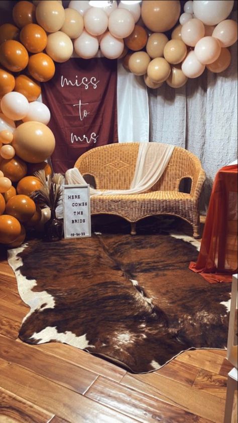 Western Bridal Shower Backdrop, Western Couples Shower Ideas, Boho Western Bridal Shower Decor, Cowhide Bridal Shower Ideas, Bridal Shower Cow Theme, Boho Rustic Bridal Shower Ideas, Cow Bridal Shower Themes, Bridal Shower Western Theme, Bridal Shower Themes Western