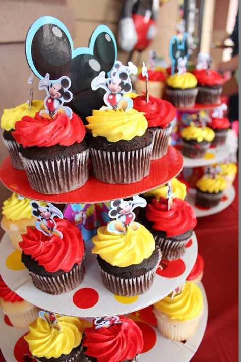 Cupcakes Minnie Mouse, Mickey Birthday Cakes, Γενέθλια Mickey Mouse, Mickey Mouse Theme Party, Mickey Cupcakes, Mickey Mouse Birthday Theme, Mickey Baby Showers, Mickey Mouse Birthday Decorations, Mickey First Birthday