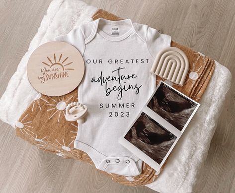 Baby Announcement Flat Lay, Flat Lay Pregnancy Announcement, Summer Baby Announcement, Expecting Baby Announcement, July Baby Announcement, Baby Announcement Cake, Baby Flat Lay, Summer Pregnancy Announcement, Announcement Photos