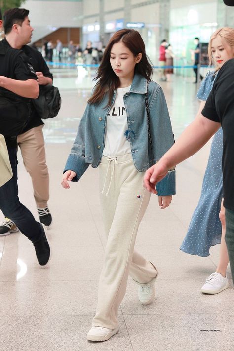 Jennie In Airport, Jennie Airport Style, Korean Airport Fashion, Blackpink Outfits, In Airport, Korean Casual Outfits, Joggers Outfit, One Year Ago, Jennie Kim