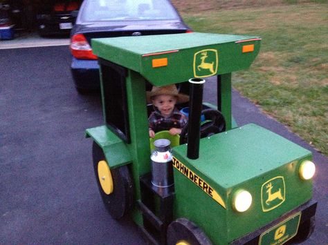 Kids tractor built on kids red radio flyer wagon. Lawnmower Costume, Tractor Costume, Wagon Halloween Costumes, Farmer Costume, John Deere Birthday, Homemade Tractor, Tractor Party, Candy Bucket, John Deere Tractor