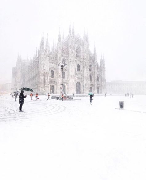 Italia ✦ SUPER ITALY ✦ 🇮🇹 on Instagram: “Photo: @kavalaomer #super_italy 🇮🇹 #Milano _____________________________________ #italia #italy #beautifuldestinations #europe…” Milano Duomo, Italy Winter, Milan Cathedral, Italy Tours, Italy Photo, Milan Italy, Lake Como, Best Cities, Places Around The World