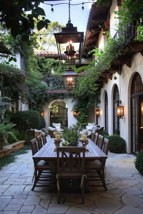 Mediterranean Backyard, Italian Courtyard, Courtyard Home, Spanish Garden, Renovation Architecture, Small Courtyard Gardens, Mexican Home Decor, Backyard Landscaping Ideas, Spanish Style Homes