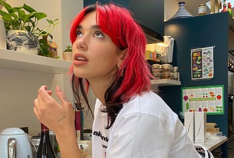 Dua Lipa Hair Short, Dua Lipa Hair, Current Hair Trends, Two Tone Hair, Two Toned Hair, Dyed Hair Inspiration, Permanent Hair Dye, Hair Stylies, Hair Images