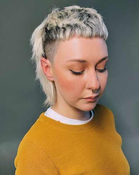 Edgy Blonde Mullet with Sides Undercut and Dark Roots Pixie Mullet Haircut, Short Pixie Mullet, Mullet Straight Hair, Blonde Mullet, Disconnected Haircut, Pixie Mullet, Pixie Haircut Styles, Chemo Hair, Fine Straight Hair