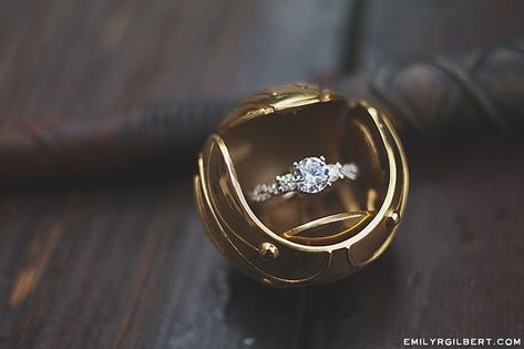 3D printed ring holder with the the famous HP inscription: “I open at the close.” Such a cute proposal idea for Harry Potter fans! Disney Rings, Stile Harry Potter, Harry Potter Wedding Theme, Harry Potter Jewelry, Harry Potter Wedding, Golden Snitch, Harry Potter Theme, Harry Potter Love, Harry Potter Obsession