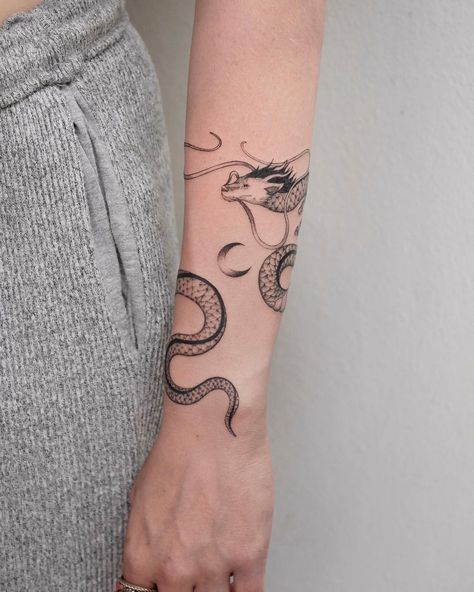 a delicate dragon that wraps around the arm. swipe to see it in action 🐉✨ Dragon Wrapped Around Arm Tattoo, Dragon Tattoo Wrist, Wrapped Around Arm Tattoo, Shen Long Tattoo, Arm Wrap Tattoo, Dragon Tattoo Arm, Dbz Tattoo, Around Arm Tattoo, Wrap Around Tattoo