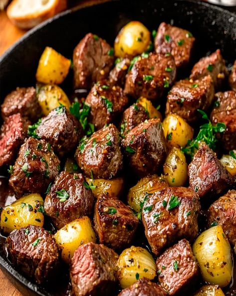 Discover the best Garlic Butter Steak Bites recipe! Juicy, flavorful, and ready in minutes, perfect for a quick, delicious dinner option. Garlic Butter Steak Dinner Ideas, Garlic Butter Steak Kabobs, Frank Steak Recipes, Balsamic Steak Bites, Ribeye Steak Bites Recipe, Baked Steak Dinner Ideas, One Pan Steak And Potatoes, Filet Mignon Steak Bites, Grilled Steak Bites